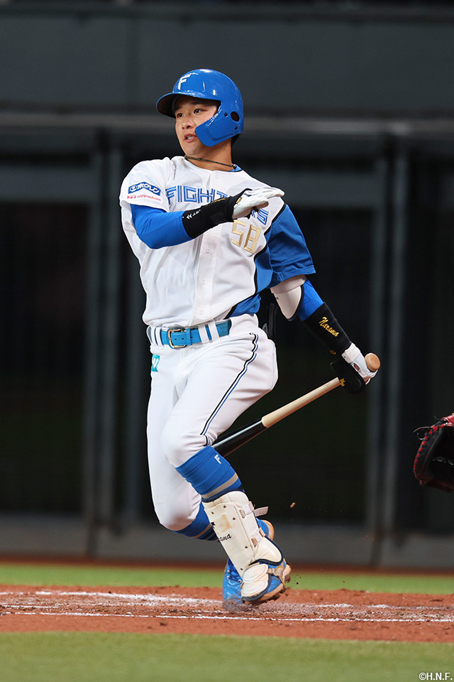 2回裏、レフトへヒットを放つ奈良間選手01