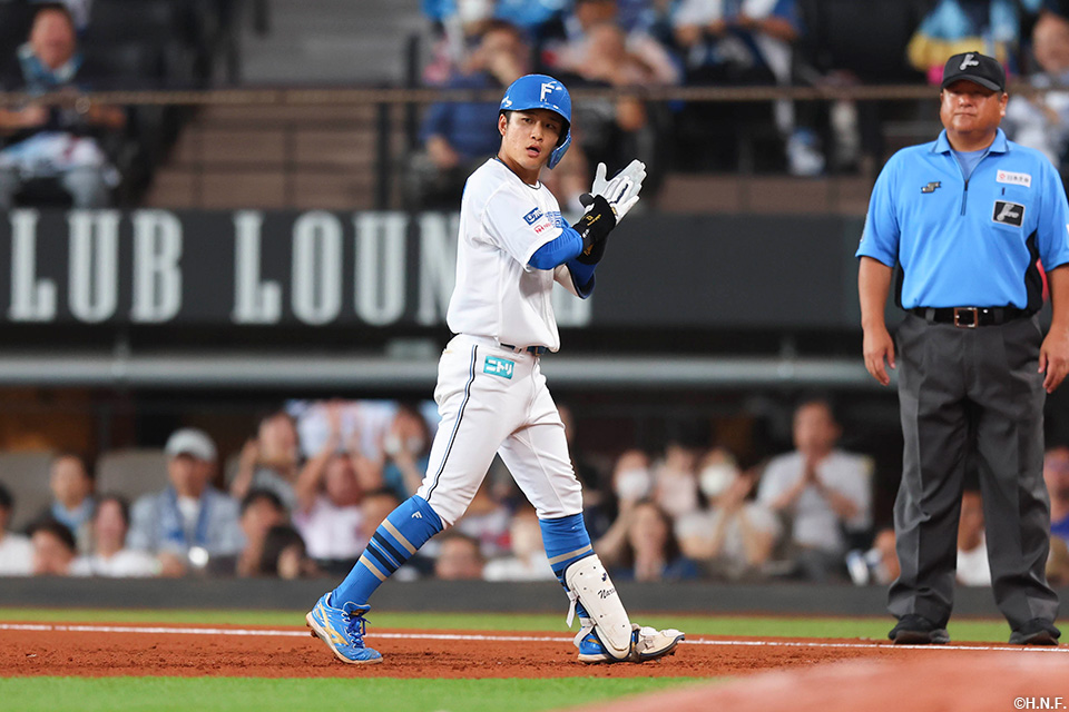 2回裏、レフトへヒットを放つ奈良間選手02