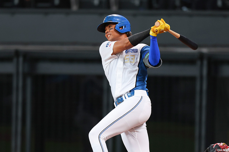 2回裏、内野安打を放つ水谷選手