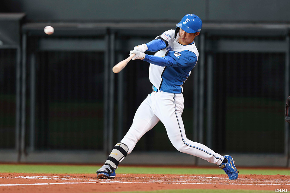 2回裏、2点適時二塁打を放つ石井選手01