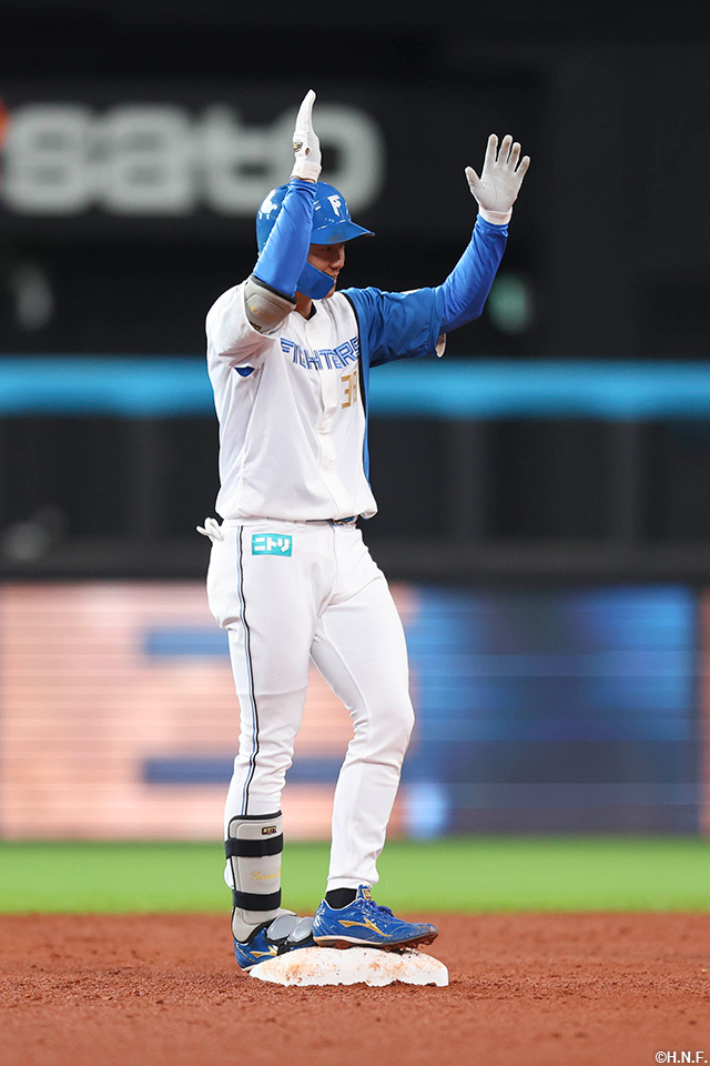 2回裏、2点適時二塁打を放つ石井選手02