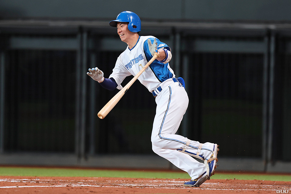 2回裏、適時打を放つ松本剛選手