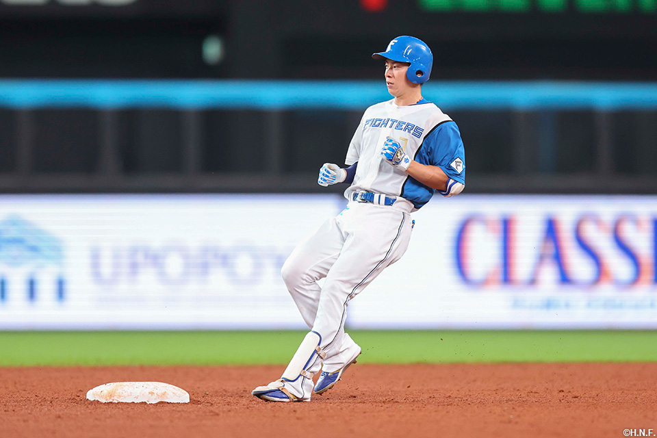 5回裏、二塁打を放った松本剛選手