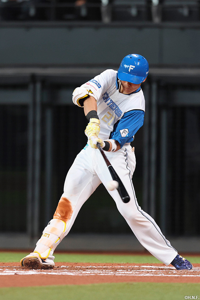 6回裏、センターへヒットを放つ清宮選手01