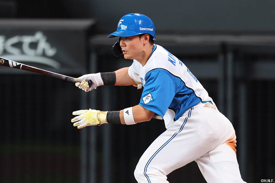 6回裏、センターへヒットを放つ清宮選手02