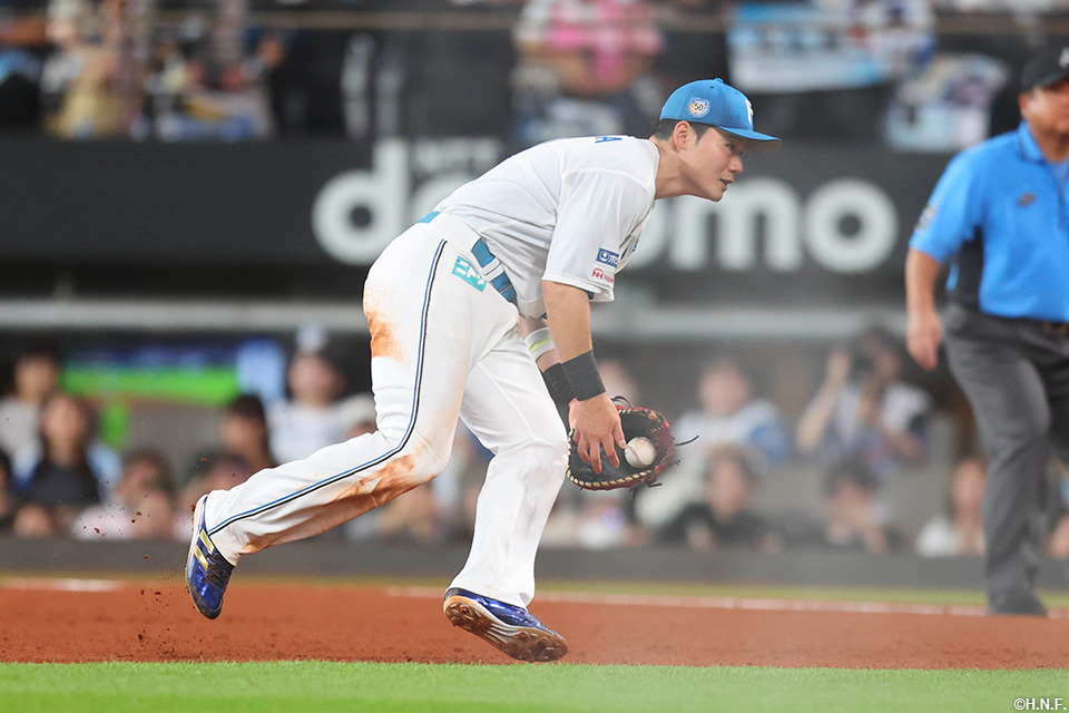 7回表、好守をみせる清宮選手