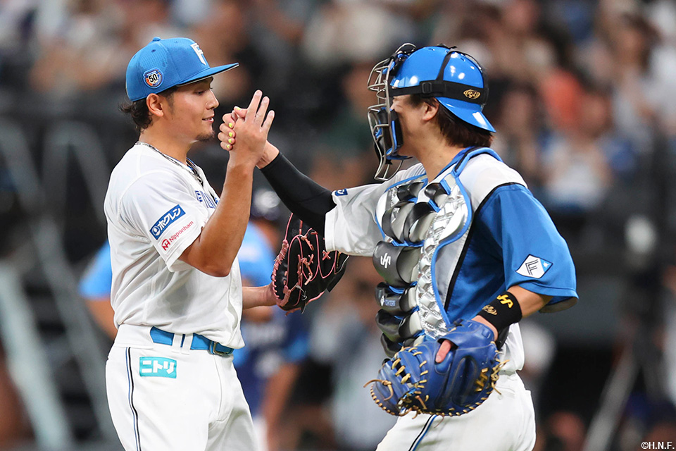 マダックス達成の伊藤投手と伏見選手