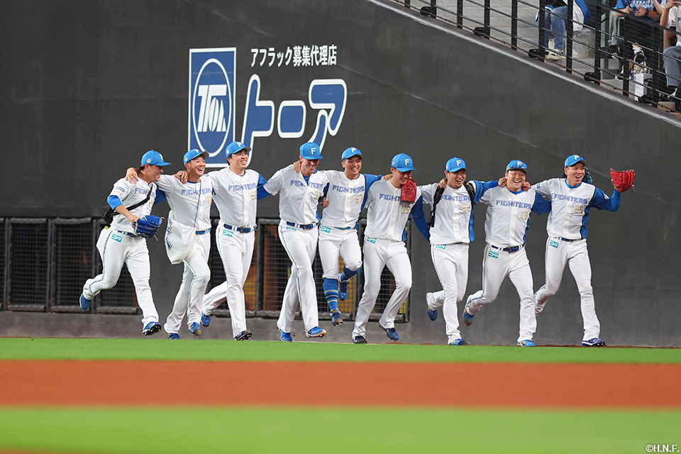 完封勝利にわくブルペン陣