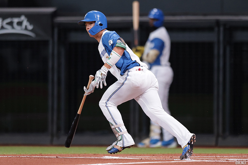 1回裏、内野安打を放つ郡司選手