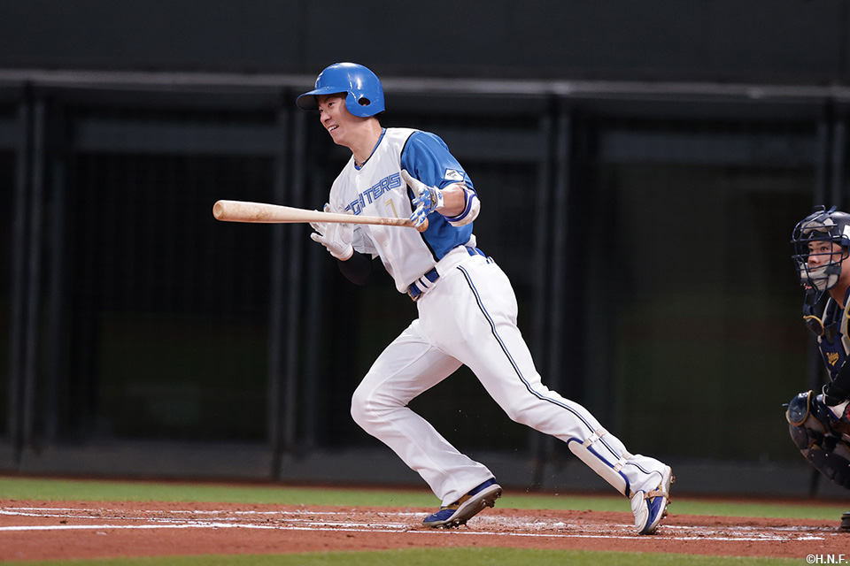 2回裏、レフトへヒットを放つ松本剛選手01