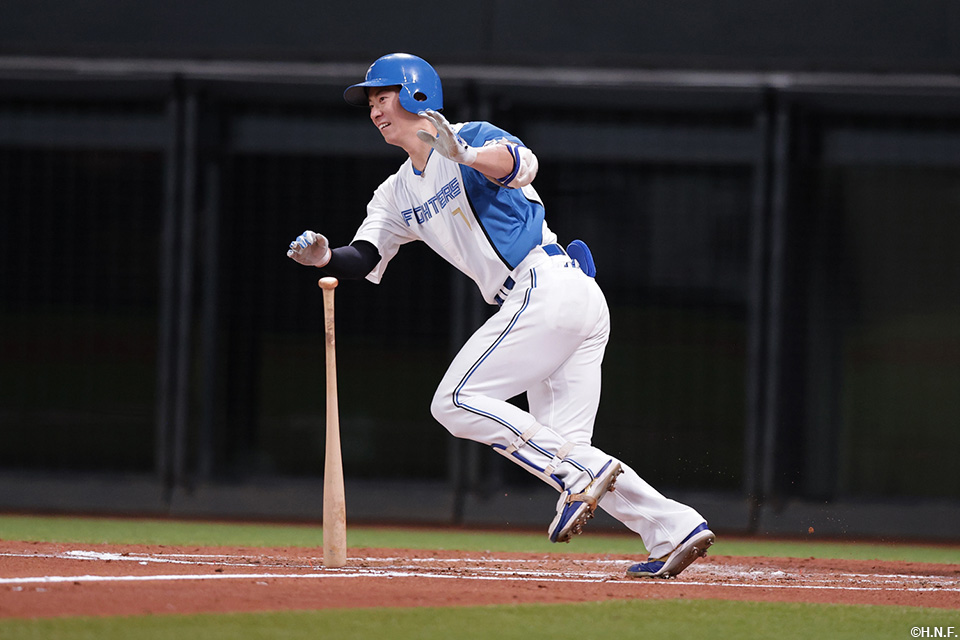 2回裏、レフトへヒットを放つ松本剛選手02