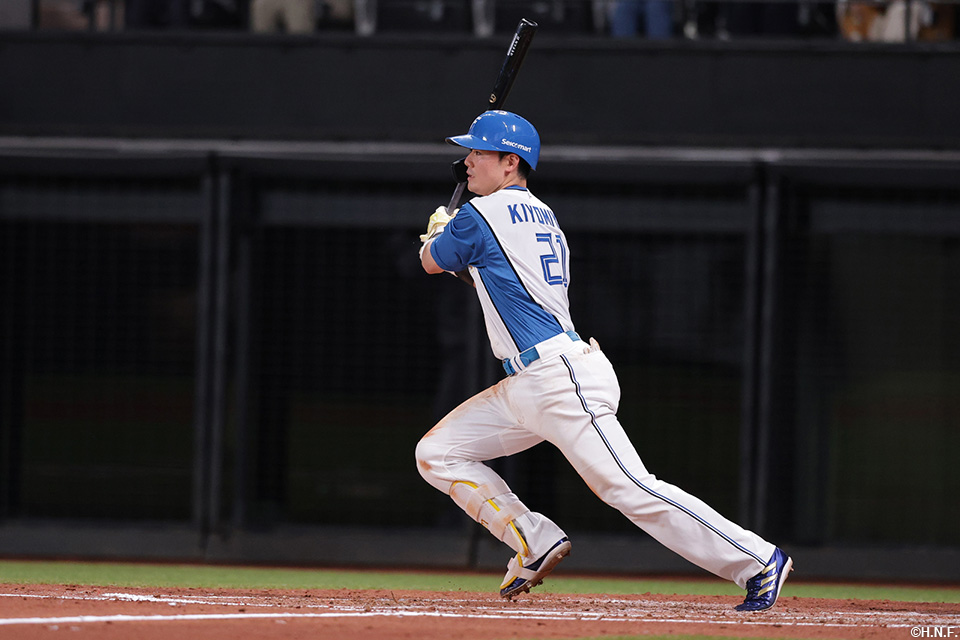 4回裏、ライトへヒットを放つ清宮選手