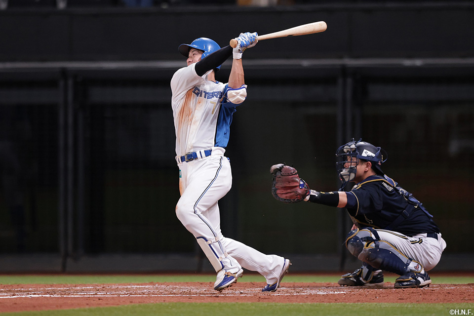 4回裏、同点適時打を放つ松本剛選手