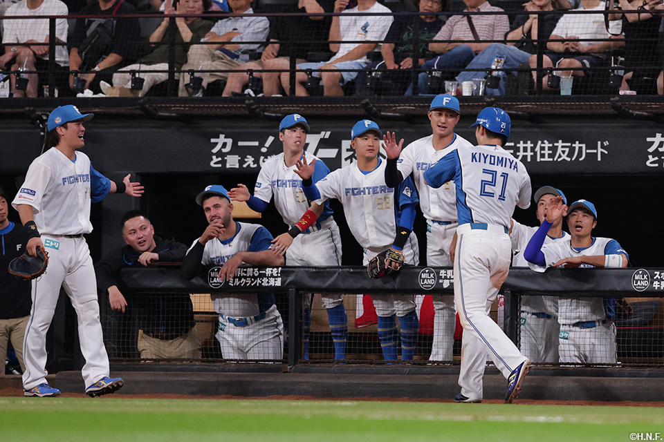 4回裏、同点のホームを踏んだ清宮選手