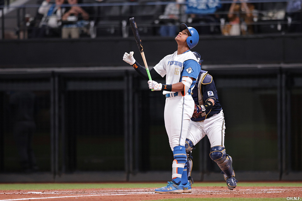 4回裏、三振に倒れた万波選手