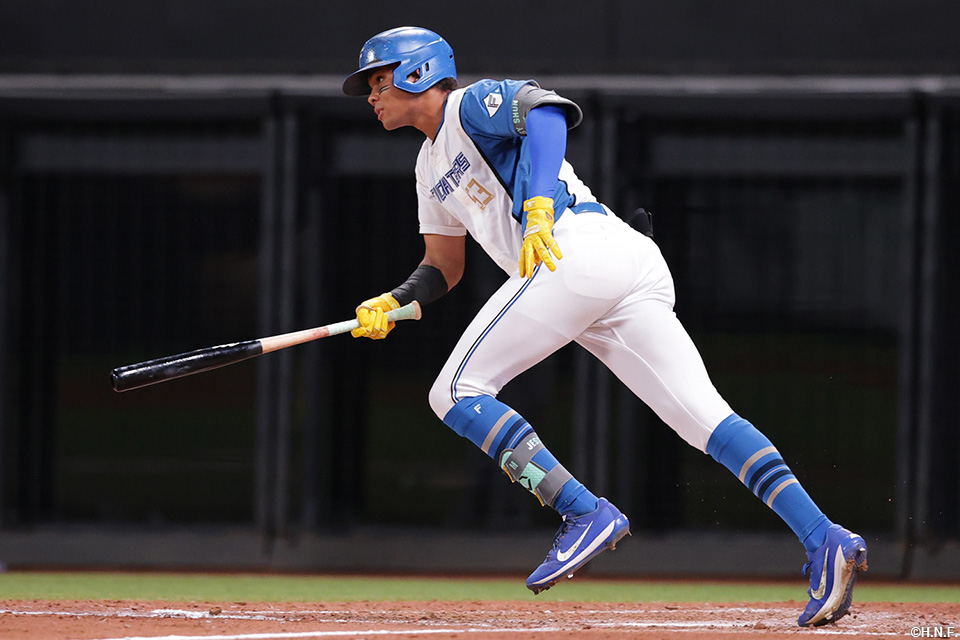 5回裏、センターへヒットを放つ水谷選手
