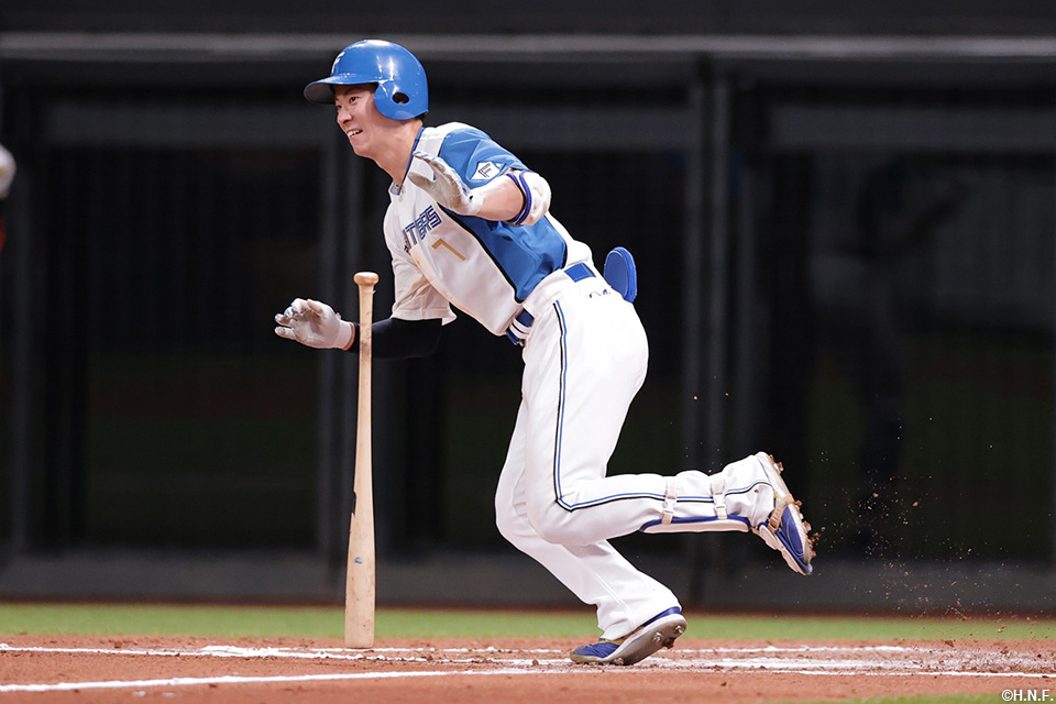 7回裏、レフトへヒットを放つ松本剛選手