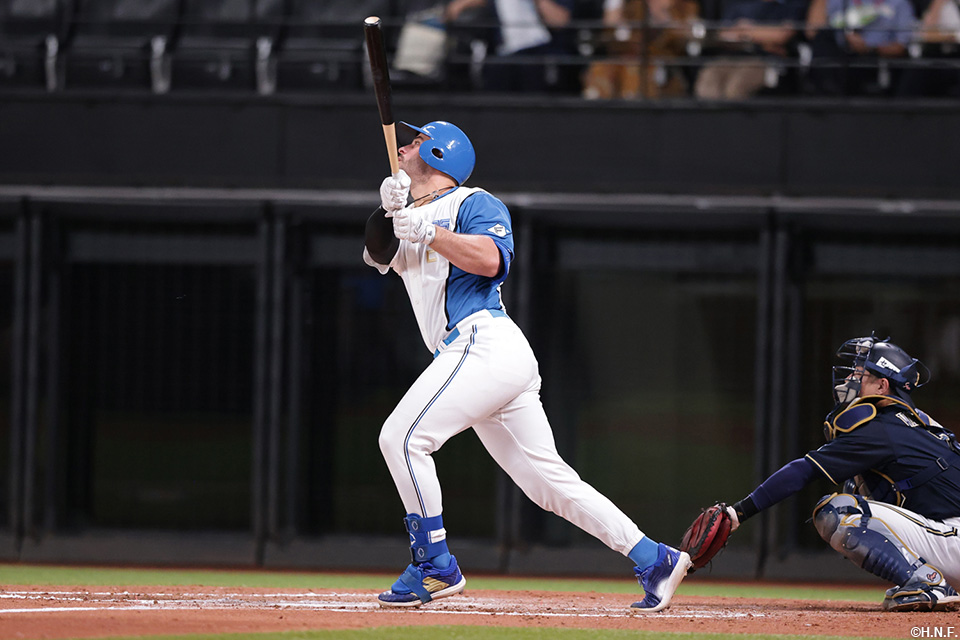 7回裏、ライトスタンドへ代打逆転2ランを放つマルティネス選手01