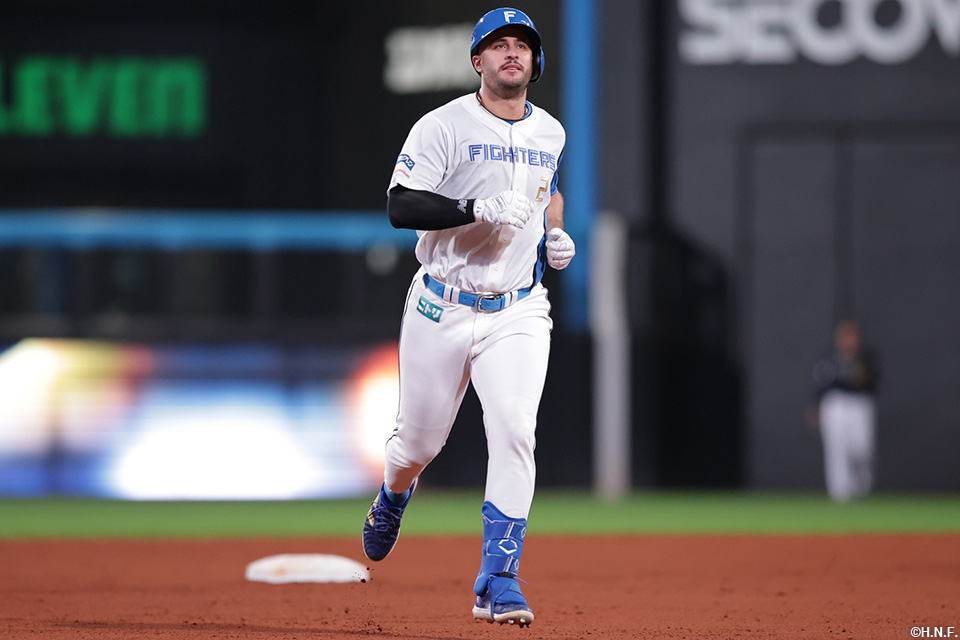 7回裏、ライトスタンドへ代打逆転2ランを放つマルティネス選手02