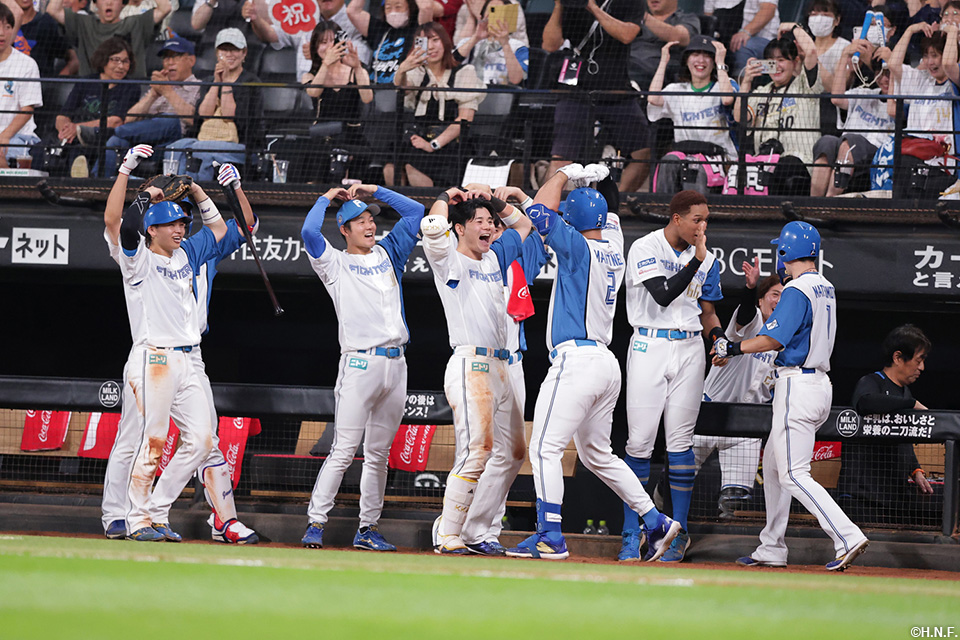 7回裏、ライトスタンドへ代打逆転2ランを放つマルティネス選手03