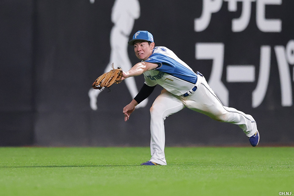 12回表、好守をみせる松本剛選手