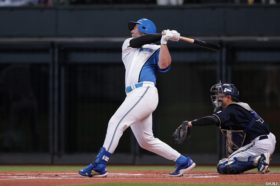 1回裏、先制の2点適時二塁打を放つマルティネス選手