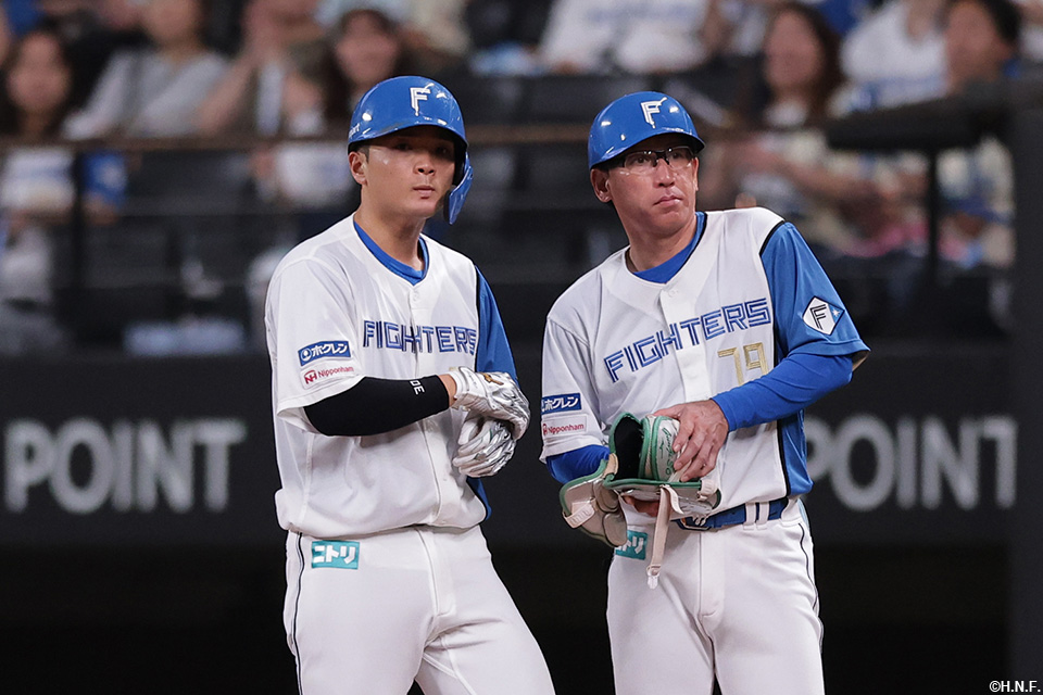 3回裏、ライトへヒットを放った郡司選手