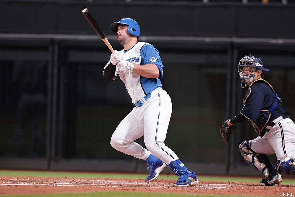 4回裏、レフトへヒットを放つマルティネス選手01