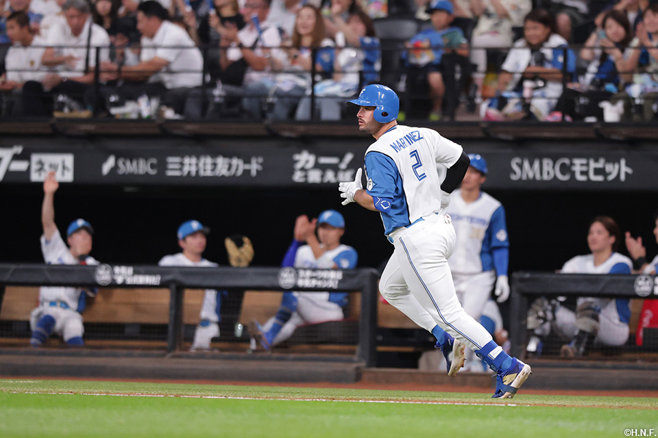 4回裏、レフトへヒットを放つマルティネス選手02