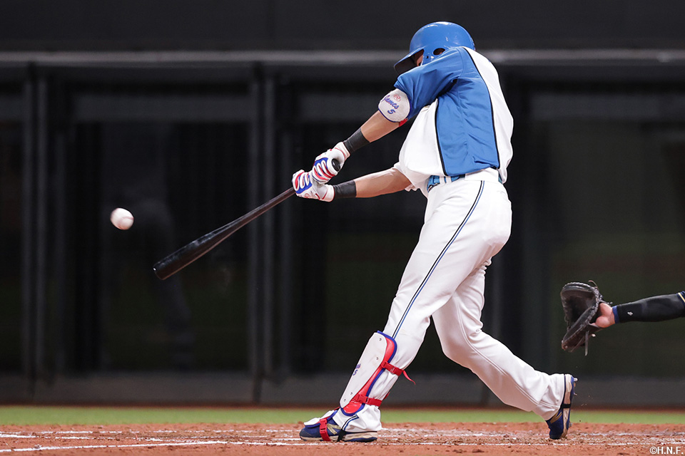 4回裏、レフトへ適時二塁打を放つ野村選手01