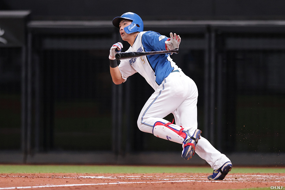 4回裏、レフトへ適時二塁打を放つ野村選手02