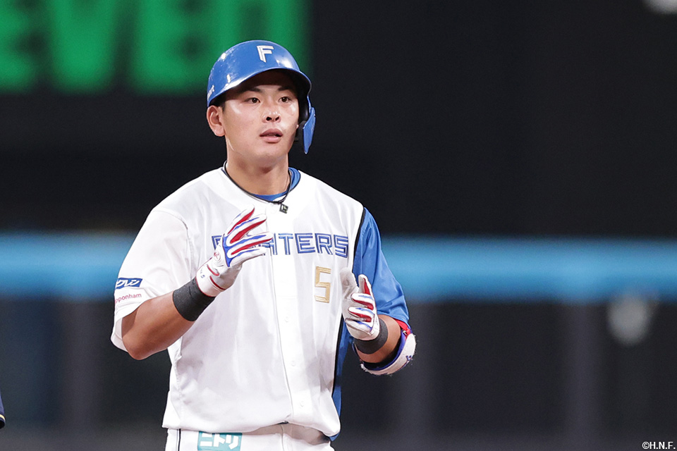 4回裏、レフトへ適時二塁打を放つ野村選手03