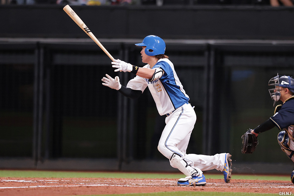 4回裏、ライトへ2点適時打を放つ伏見選手