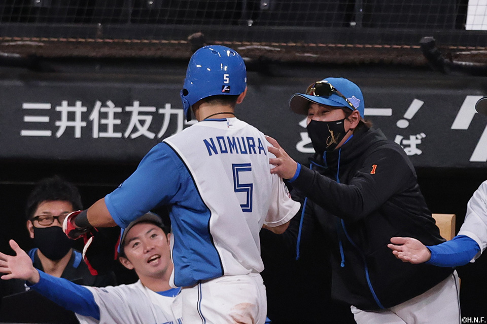 4回裏、生還する野村選手