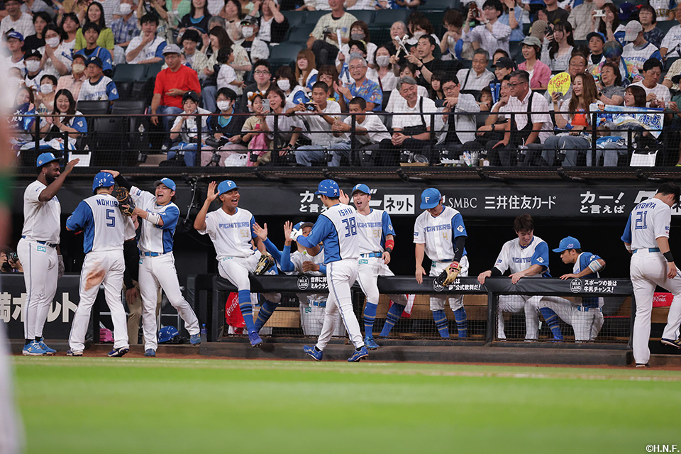4回裏、生還する野村選手と石井選手