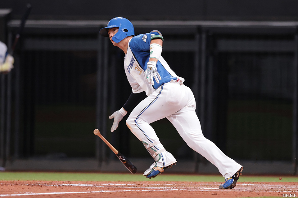 5回裏、レフトへ二塁打を放つ郡司選手