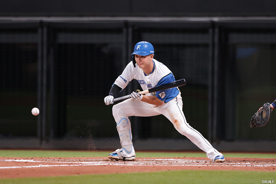 6回裏、2ランスクイズを成功させる淺間選手