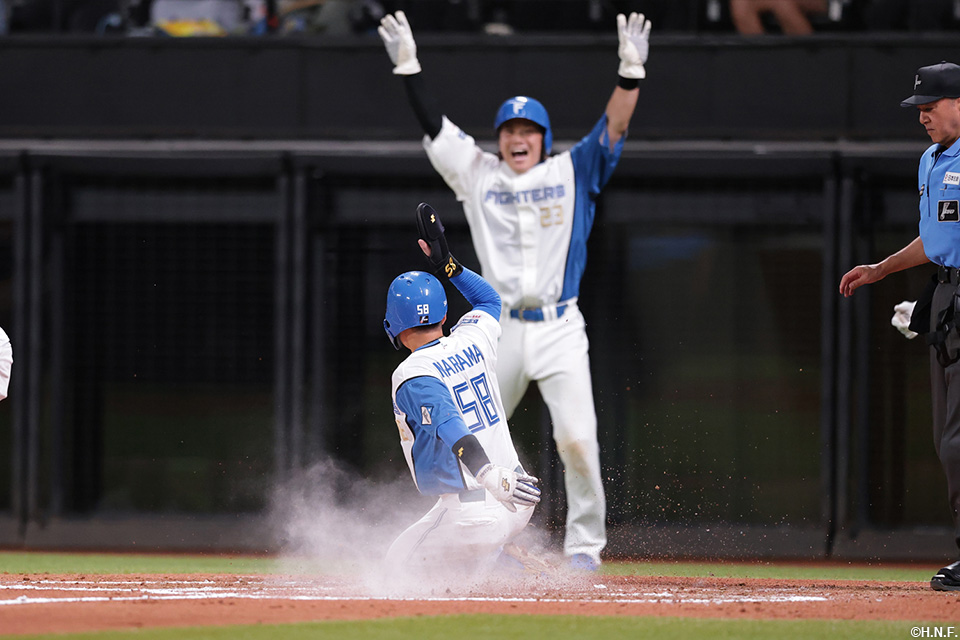 6回裏、生還した奈良間選手と伏見選手01