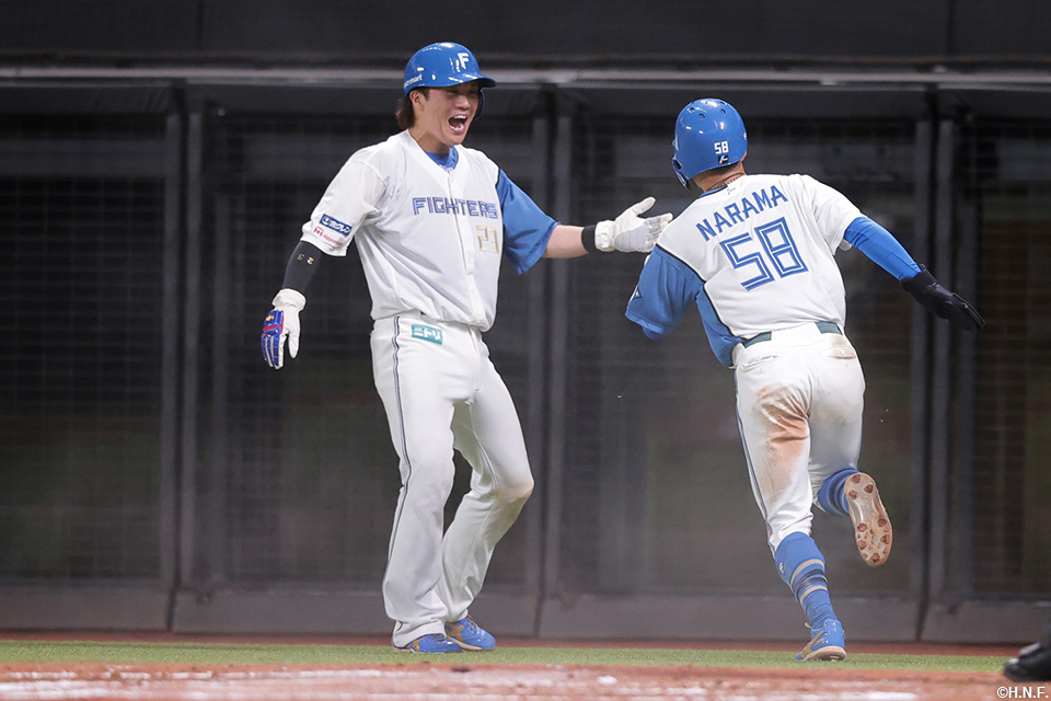 6回裏、生還した奈良間選手と伏見選手02