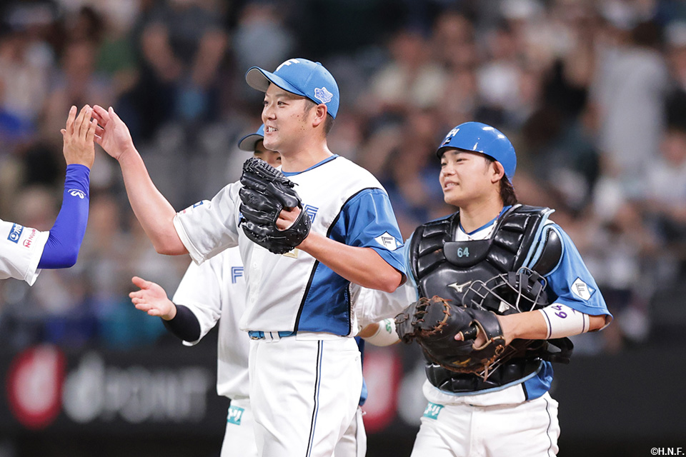 9回表、齋藤友投手が抑えてゲームセット