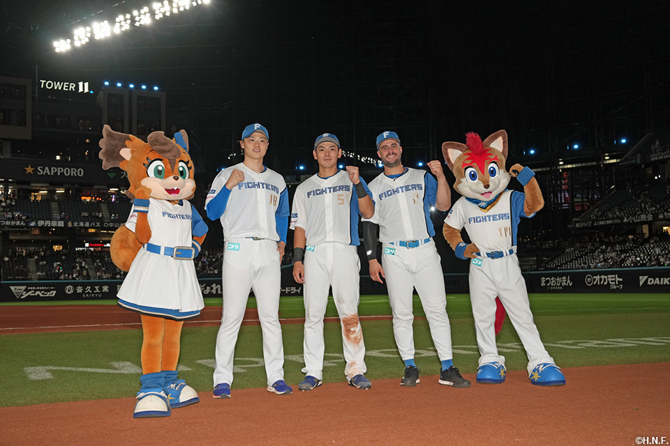 ヒーローの山﨑福投手、野村選手、マルティネス選手