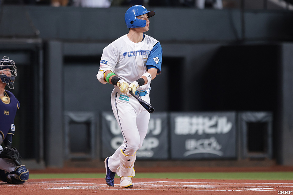 1回裏、ライトスタンドへ先制弾を放つ清宮選手01