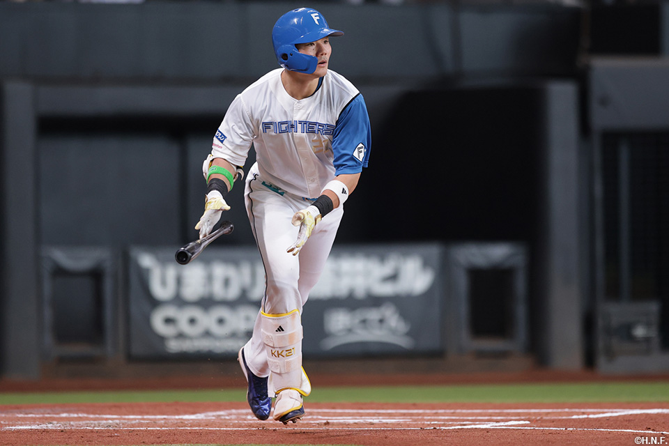 1回裏、ライトスタンドへ先制弾を放つ清宮選手02