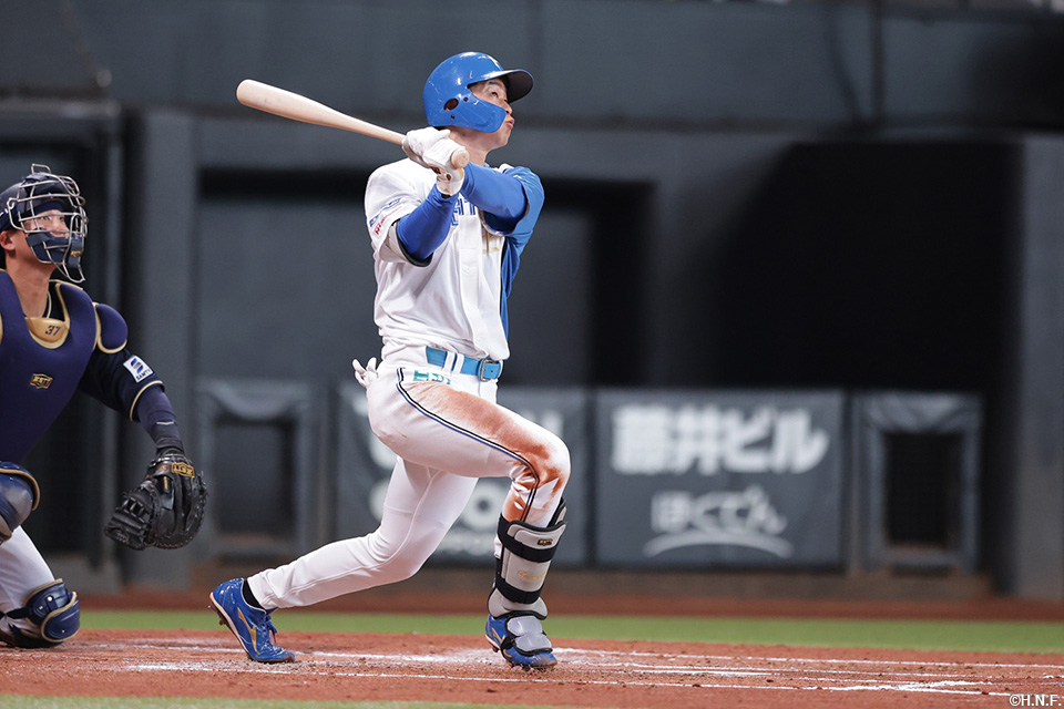 2回裏、ライトスタンドへ一発を放つ石井選手