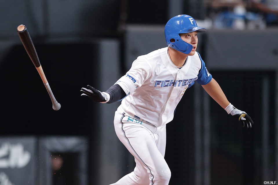 2回裏、適時二塁打を放つ淺間選手