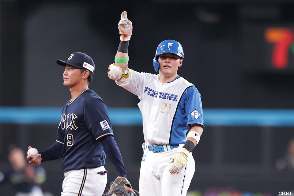 3回裏、二塁打を放つ清宮選手02