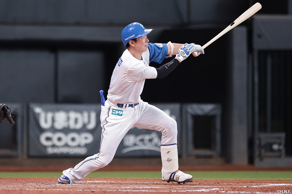 3回裏、犠牲フライを放つ松本剛選手