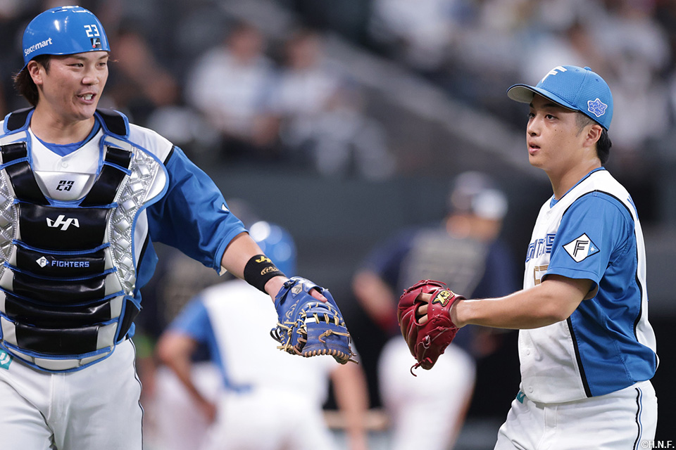 4回表、ピンチを抑えた山本拓投手と伏見選手