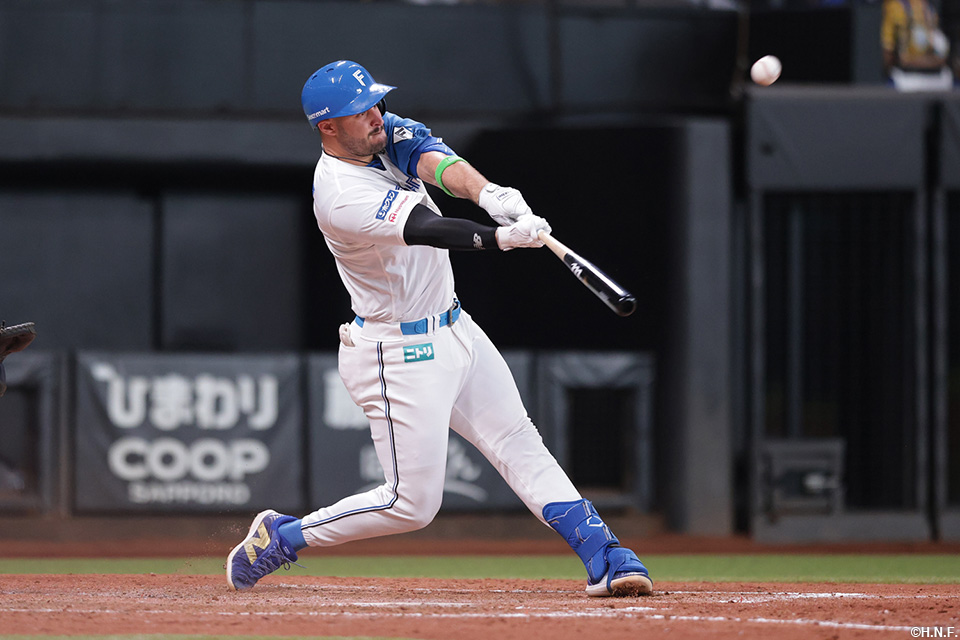 5回裏、ライトスタンドへ逆転2ランを放つマルティネス選手01