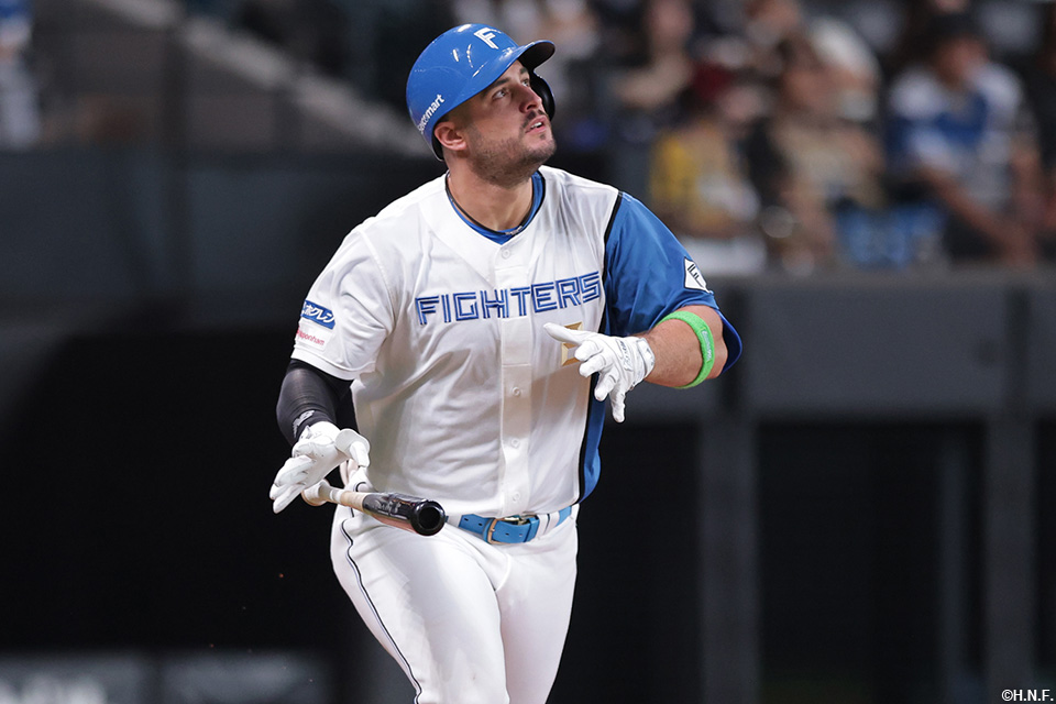 5回裏、ライトスタンドへ逆転2ランを放つマルティネス選手02